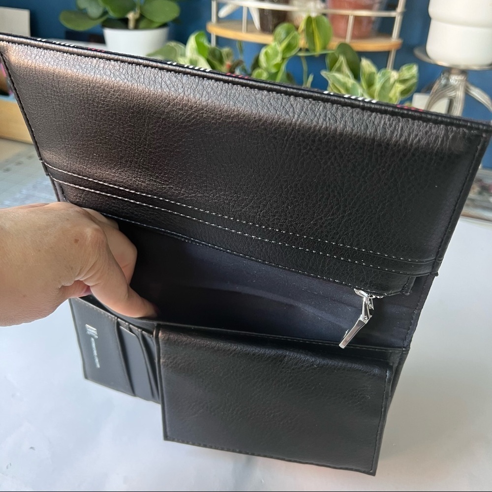 International Concepts Bifold Wallet - Picture 13 of 13